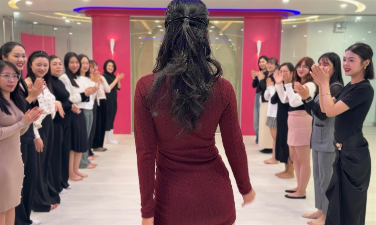 Tư thế đẹp – Thần thái tự tin: Lớp học chỉnh dáng tại Kegel X